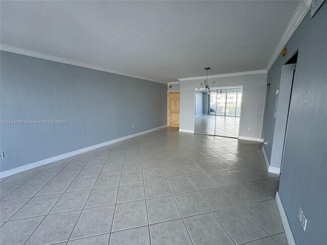 Building Photo - 10350 W Bay Harbor Dr