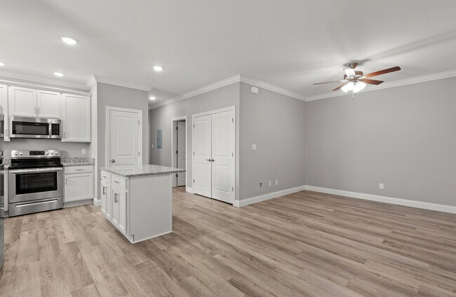 2 habitaciones, 2 baños, 980 pies cuadrados, comedor, sala de estar y cocina en el piso superior - Keystone Commons