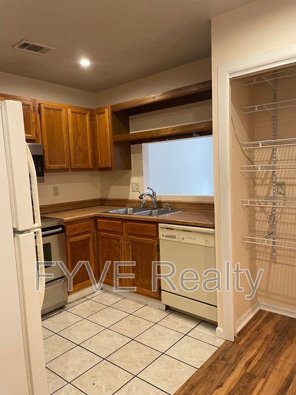Foto del edificio - 7655 Chatham Cir