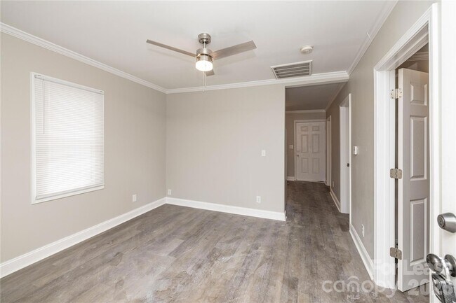 Building Photo - 627 Colston St