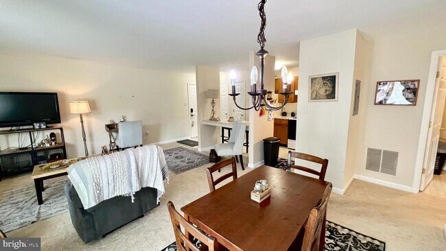 Foto del edificio - 2104 Whitehall Rd