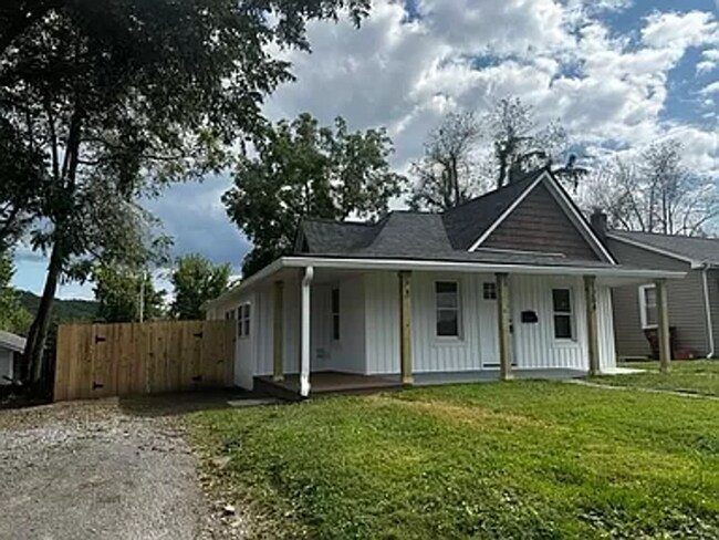 Foto del edificio - 1204 E Myrtle Ave