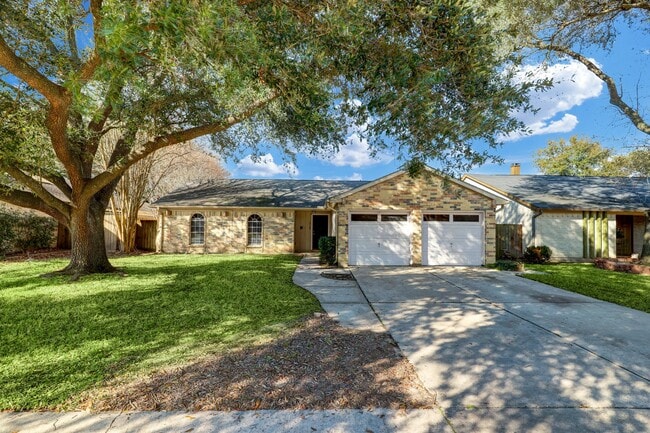 Building Photo - 10102 Crescent Moon Dr