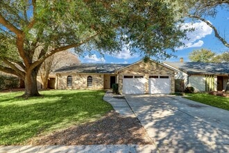 Building Photo - 10102 Crescent Moon Dr