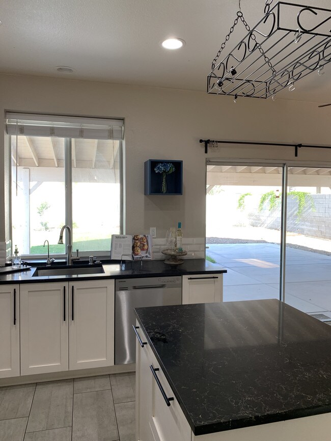 Building Photo - Beauiful home in Fontana, Ca.  92336