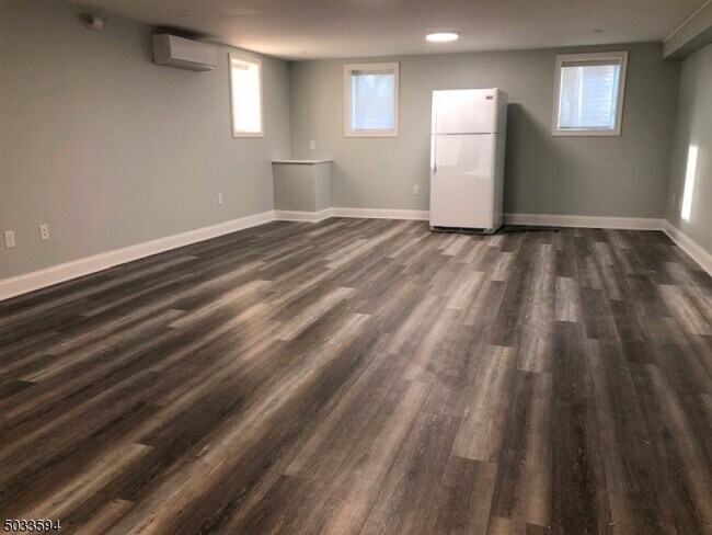 Building Photo - 570 Westfield Ave