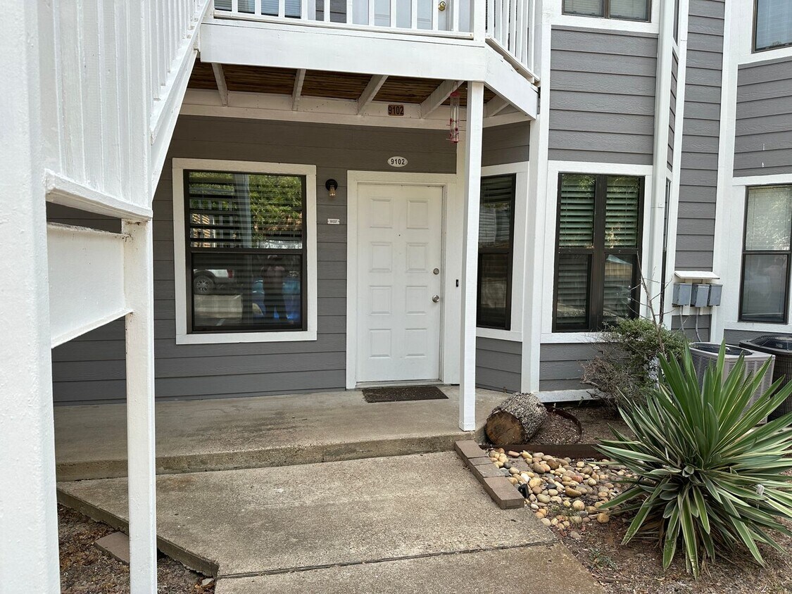 Primary Photo - Bryan - 1 bedroom / 1 bath, really close t...
