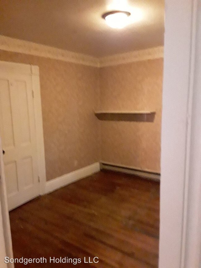 Building Photo - 3 br, 1 bath Apartment - 911 Monroe St.