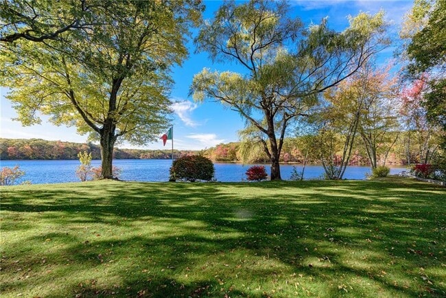 Foto del edificio - 14 Woodlake Dr