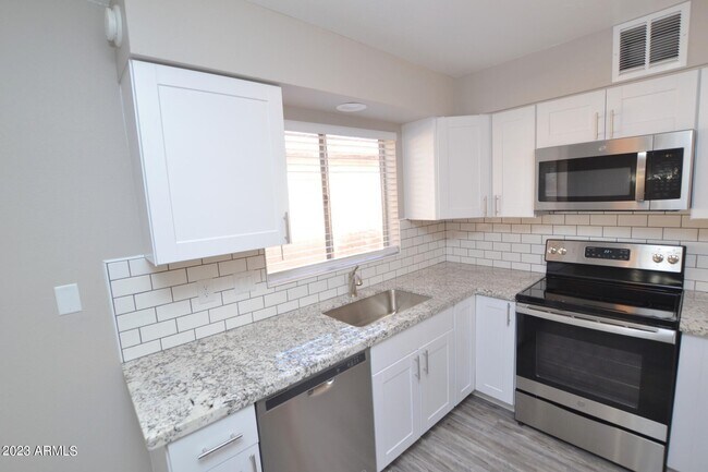 Building Photo - 645 N Arrowhead Dr