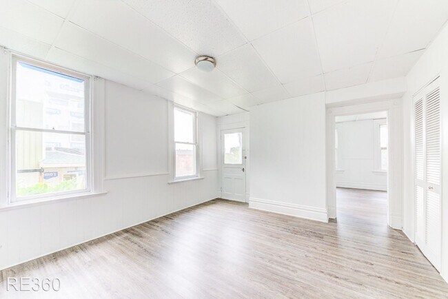 Building Photo - 4 br, 1.5 bath House - 15 St Thomas Street...