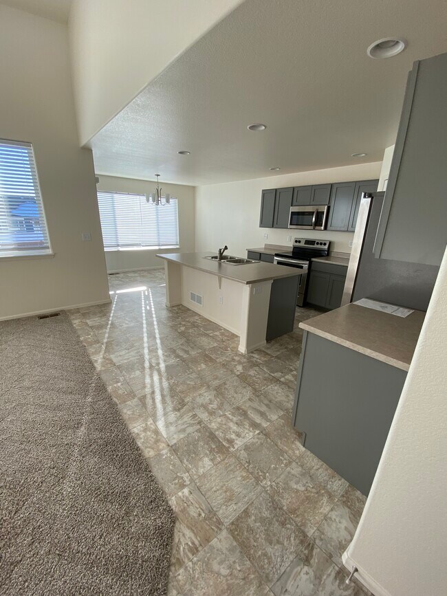 Building Photo - 927 Ponderosa Dr