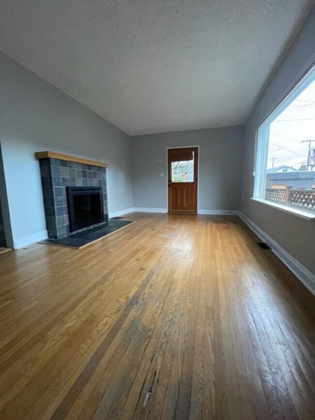 Building Photo - Adorable Green Lake Home for Lease