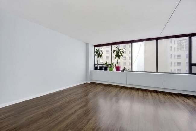 Building Photo - 1 bedroom in Chicago IL 60657