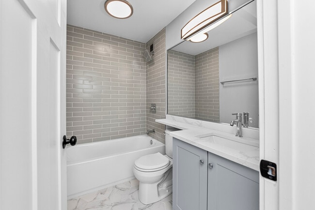 Building Photo - 1225 N La Salle Dr