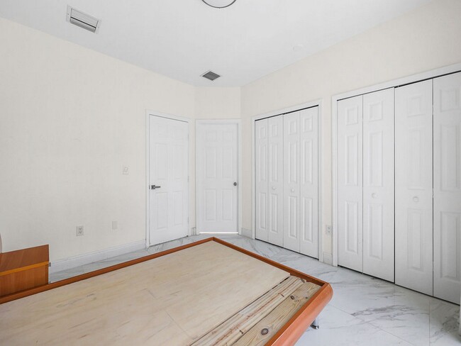 Building Photo - 7923 N Southwood Cir