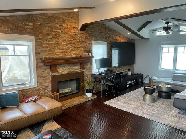 Foto del edificio - 2 br, 2.5 bath House - 23814 Muholland Hwy...