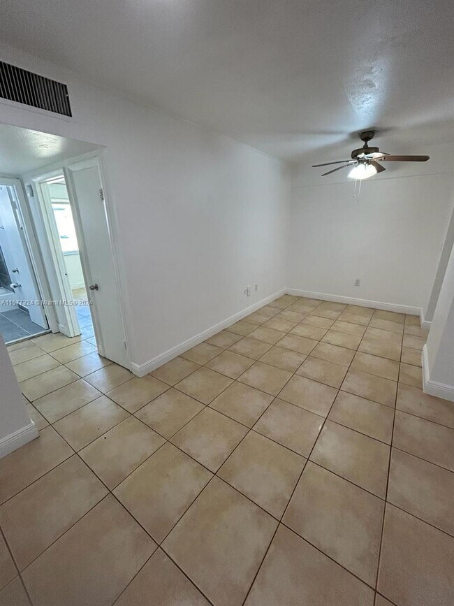 Foto del edificio - 1821 NE 162nd St