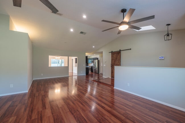 Building Photo - 842 SE Streamlet Ave