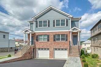 Building Photo - 113 Gainsborg Ave E