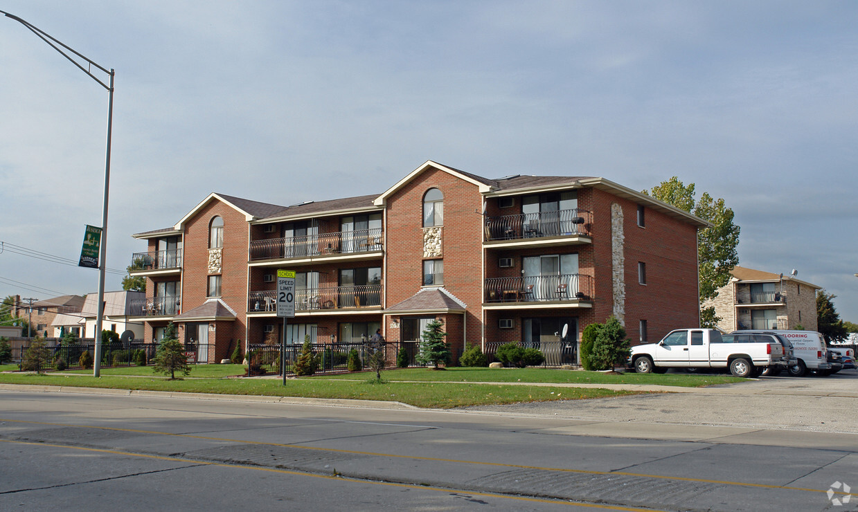 Building Photo - 8050-8060 S Roberts Rd