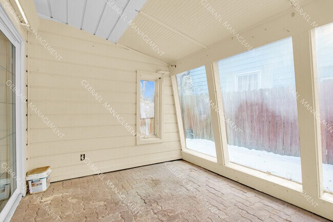 Foto del edificio - 3305 Sherwood Dr