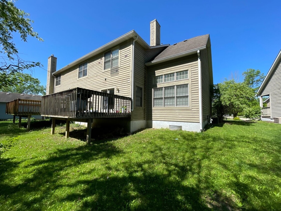 Building Photo - Large 3 Bedroom Home