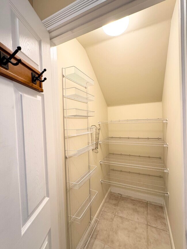 Foto del edificio - 1056 Pinewood Lake Ct