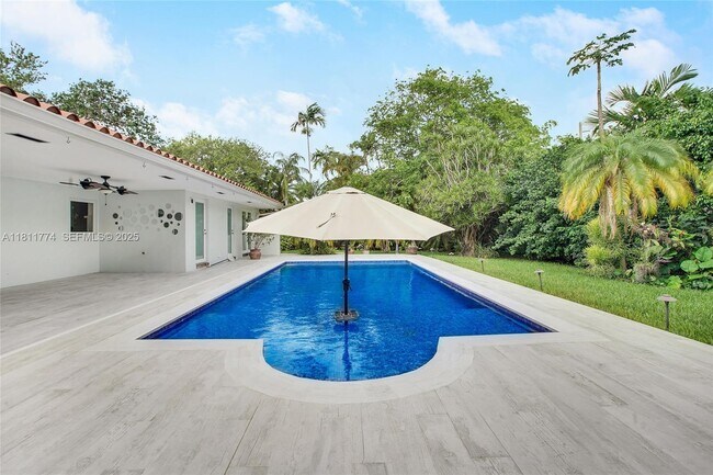 Foto del edificio - 7775 SW 145th St