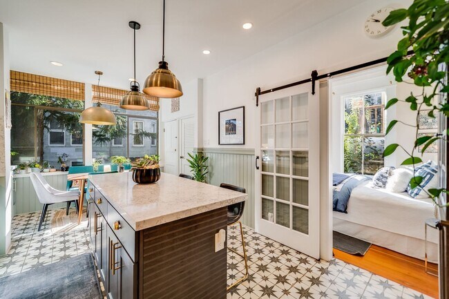Foto del edificio - Cole Valley/Ashbury Heights: Remodeled Fla...
