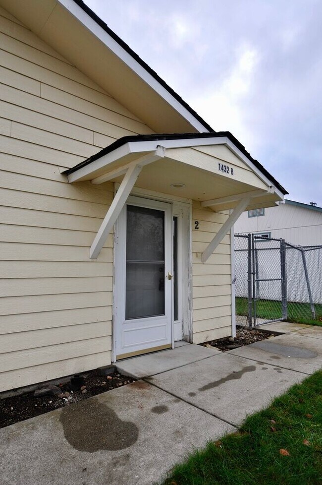 Foto del edificio - 2 bed 1 bath duplex with fenced yard