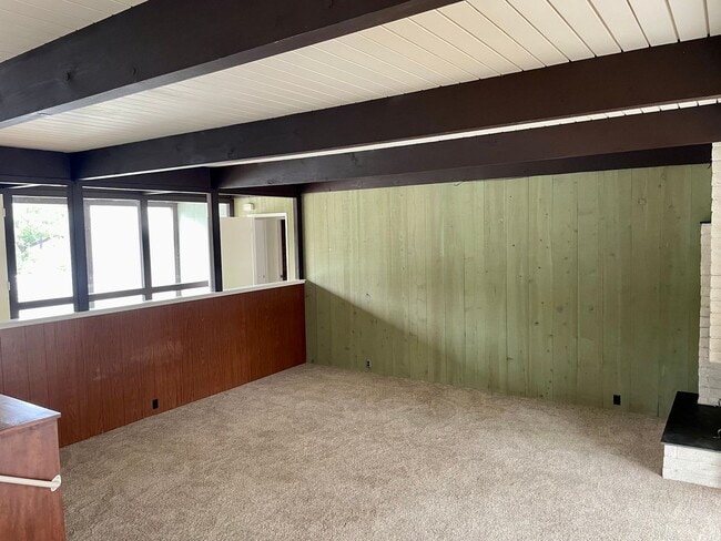 Building Photo - Three Bedroom Turnpike Home/Foothill Schoo...