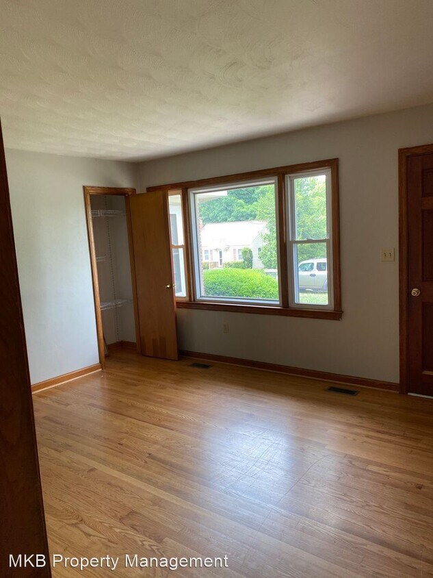 Primary Photo - 802 Oakview Dr