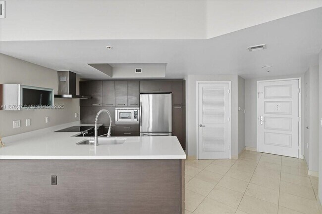 Foto del edificio - 150 Sunny Isles Blvd