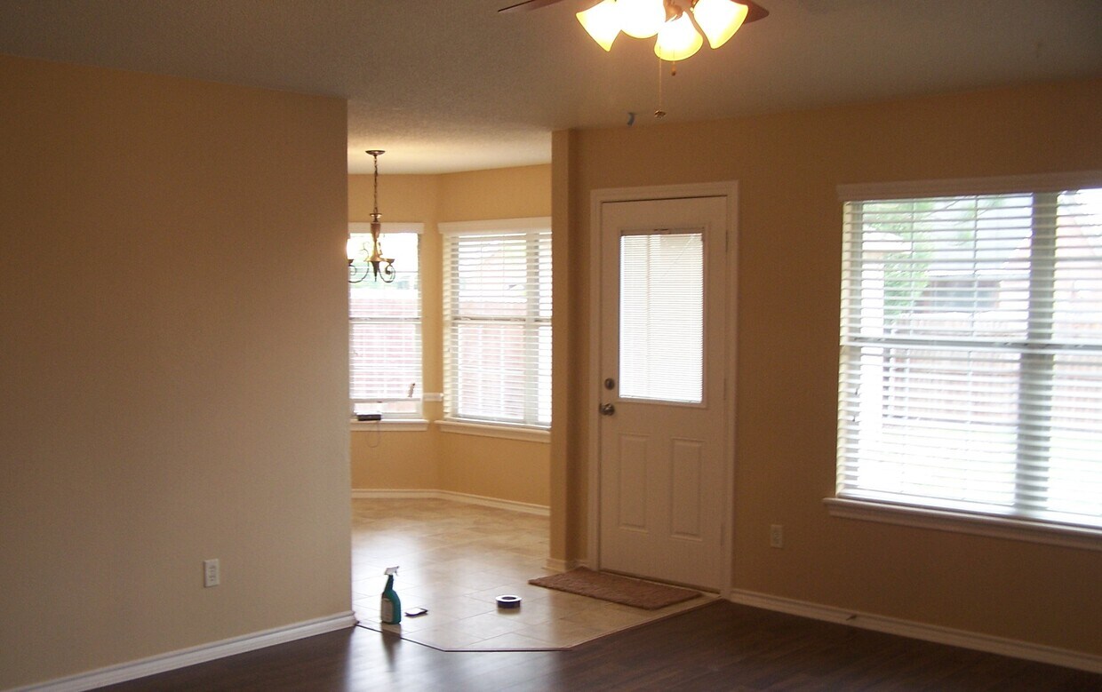 Foto del edificio - 1003 Enlow Cir