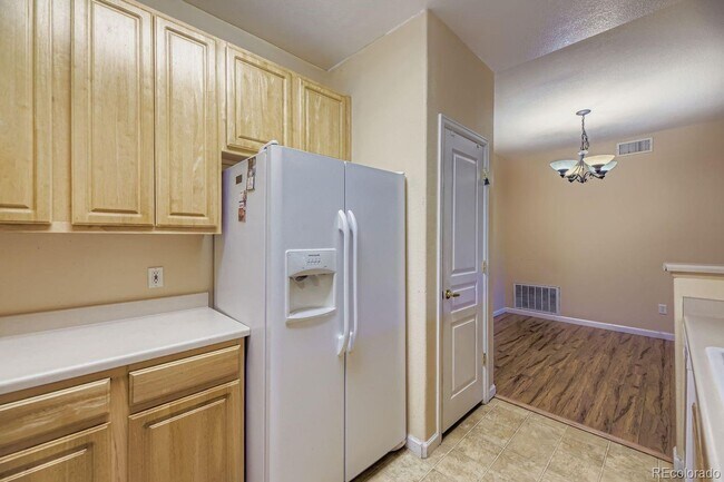 Foto del edificio - Bright and open three bedroom two full bat...