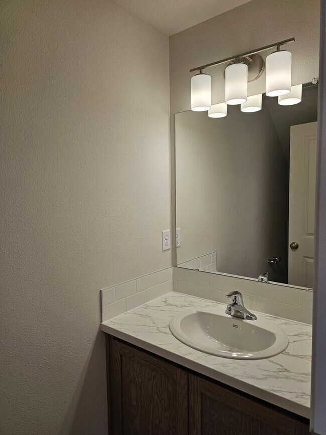 Foto del edificio - Brand New 3 Bed / 2.5 Bath Duplex – Available Now!