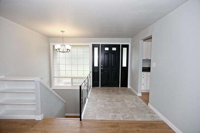 Building Photo - Remodeled 4 Bed 2.5 Bath Bellevue Home