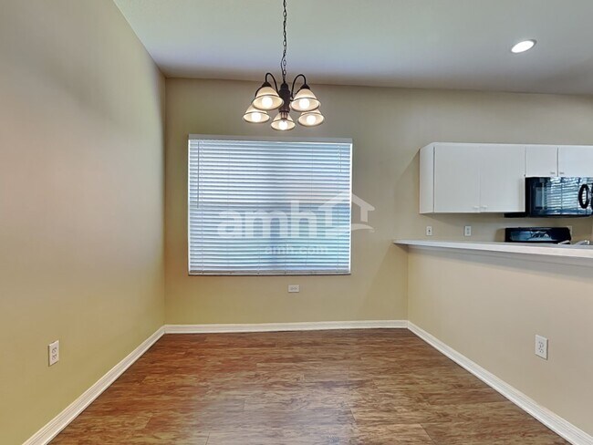 Foto del edificio - 7044 Monarch Park Dr