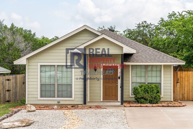 Foto del edificio - Well-Maintained Home with Large Yard and Storage Shed