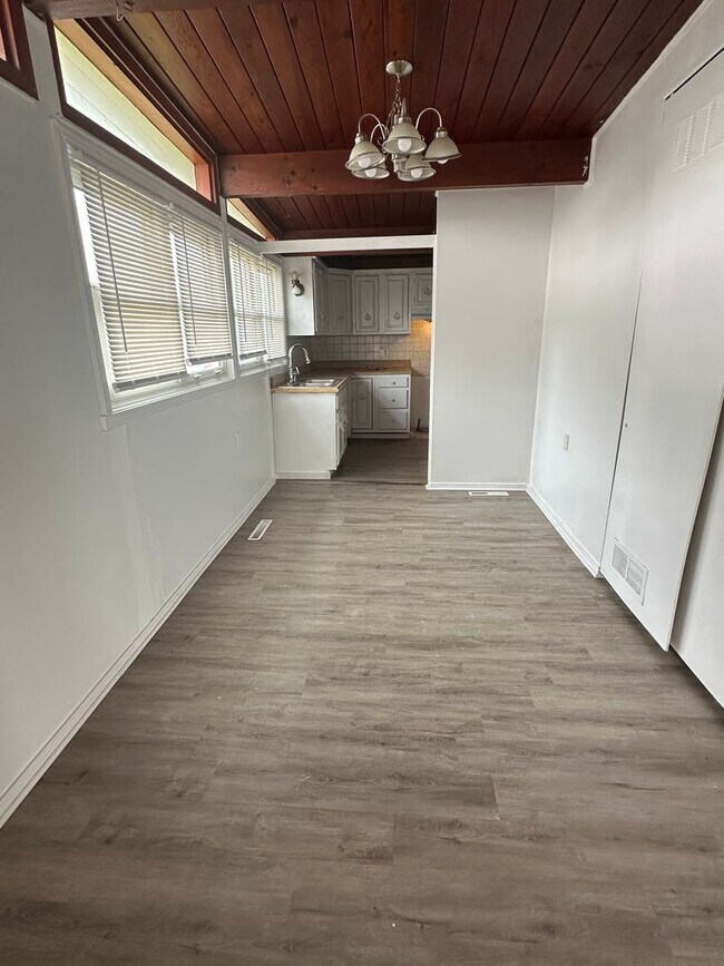 Building Photo - 4 bedroom 1 1/2 bath