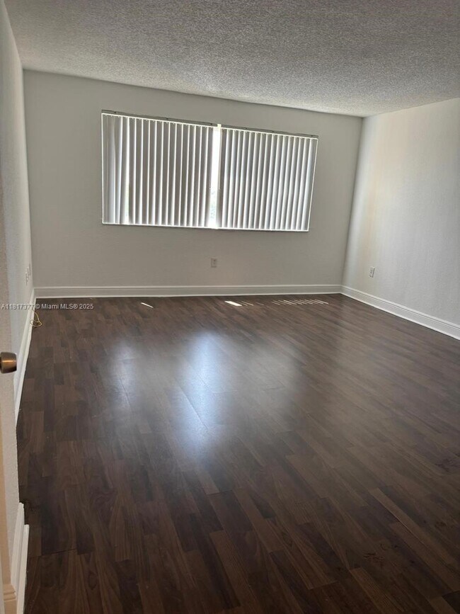 Foto del edificio - 7010 NW 186th St