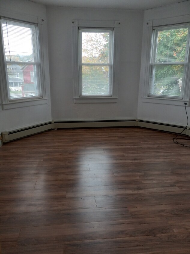Living - 11 Neversink Ave