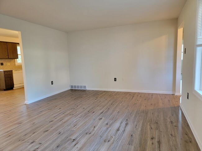 Building Photo - 2209 Harmony Hill Dr
