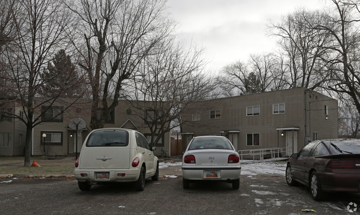 Área de estacionamiento - Ogden 26th Street Apartments