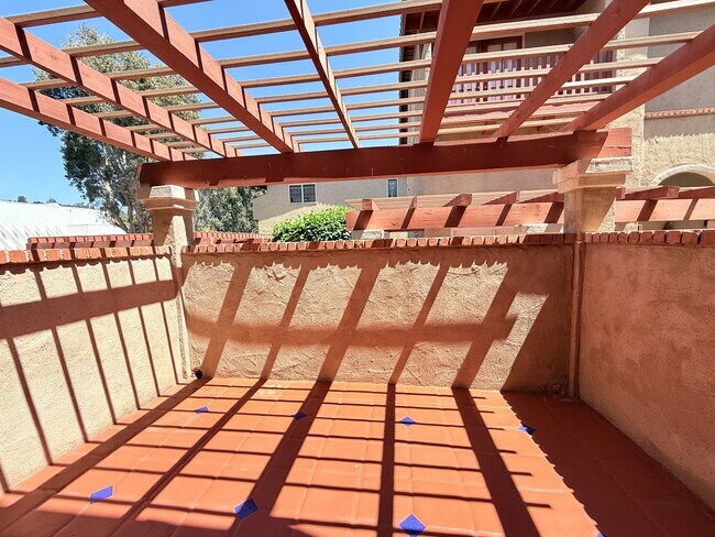 Building Photo - 2561 Navarra Dr