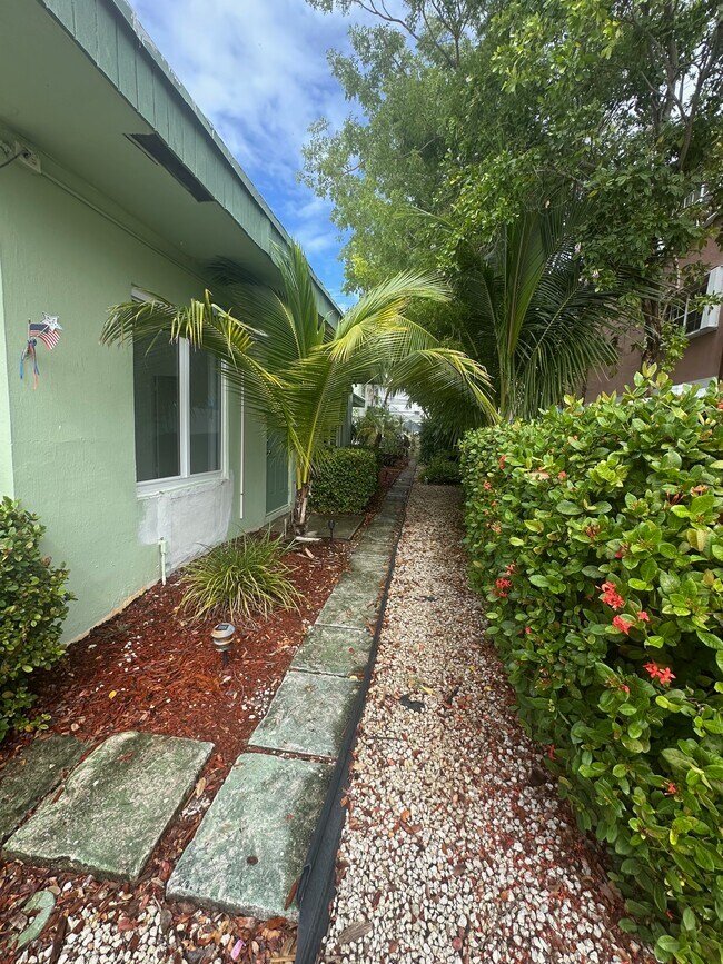 Building Photo - Beachy Bougainvilla