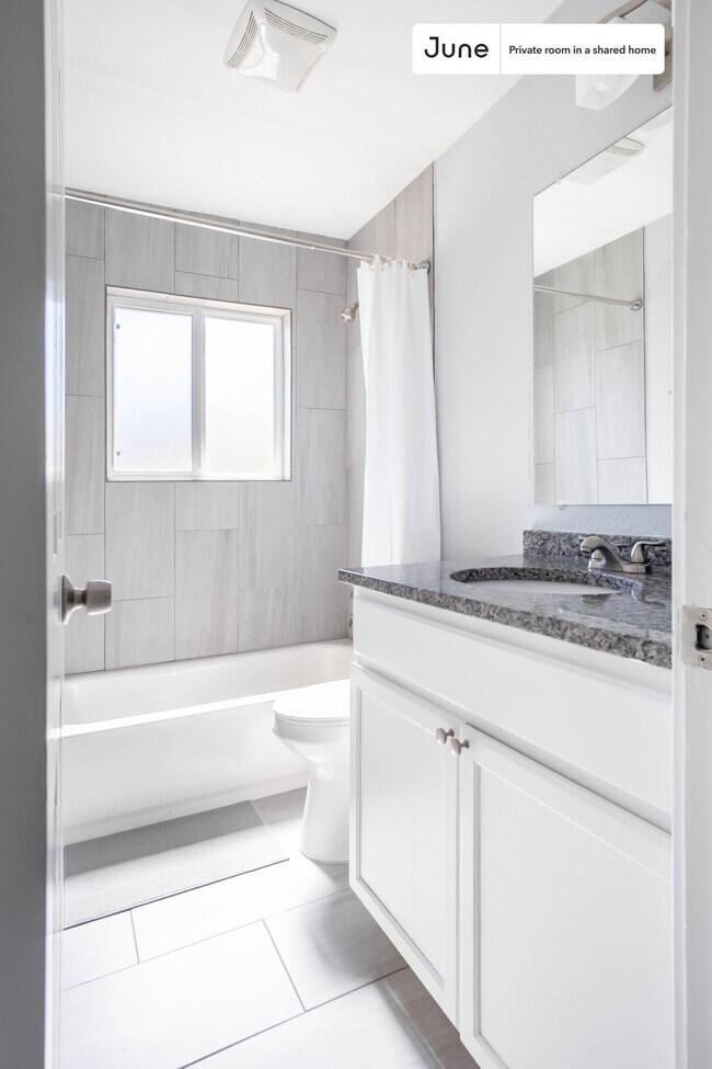 Building Photo - Private bedroom in 3 bed/2 bath Home