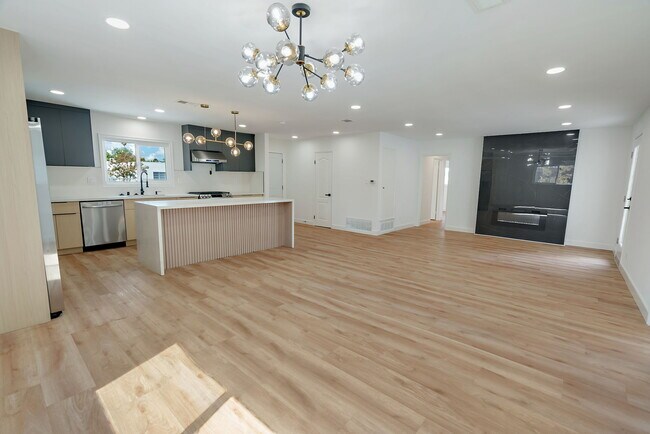 Foto del edificio - 5548 Irondale Ave