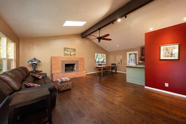 Foto del edificio - Cozy 2 Bedroom Cottage with Lush Gardens